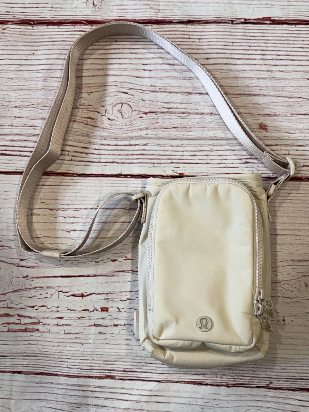 Lululemon Water Bottle Crossbody with Front Pocket 2L in Light Ivory